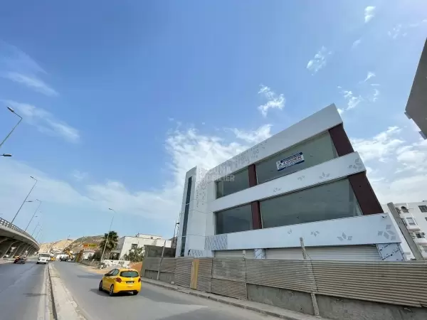 A louer un Showroom à Boumhal sur une route principale