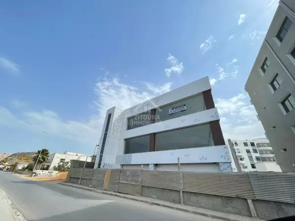 A louer un Showroom à Boumhal sur une route principale