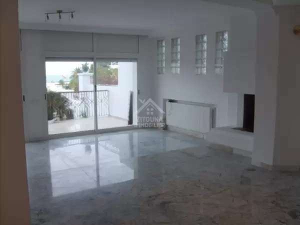 A louer belle villa à Marsa Corniche vue sur mer