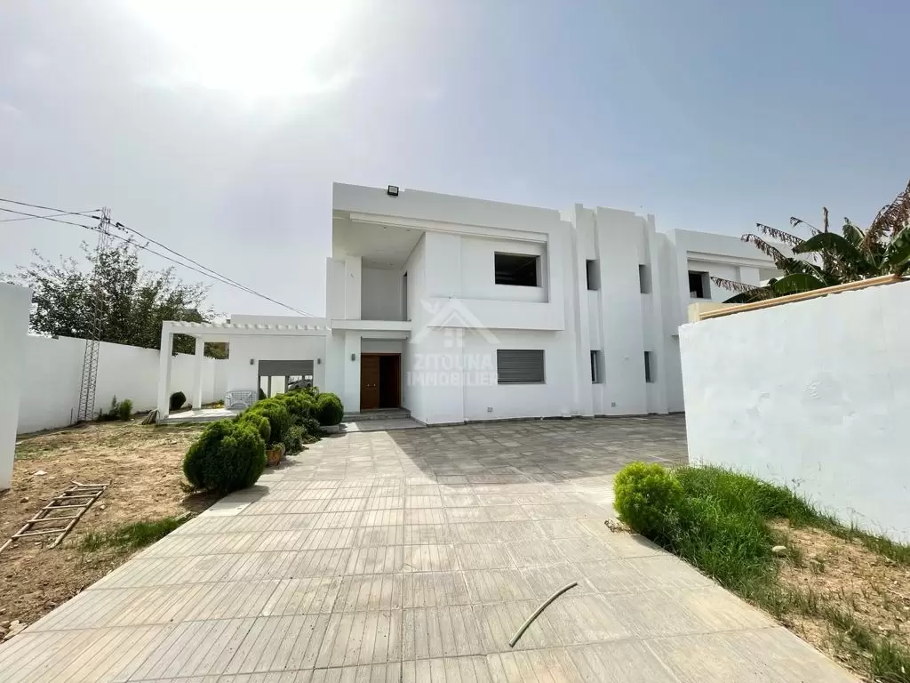 Une Villa de deux étages à vendre à La Soukra