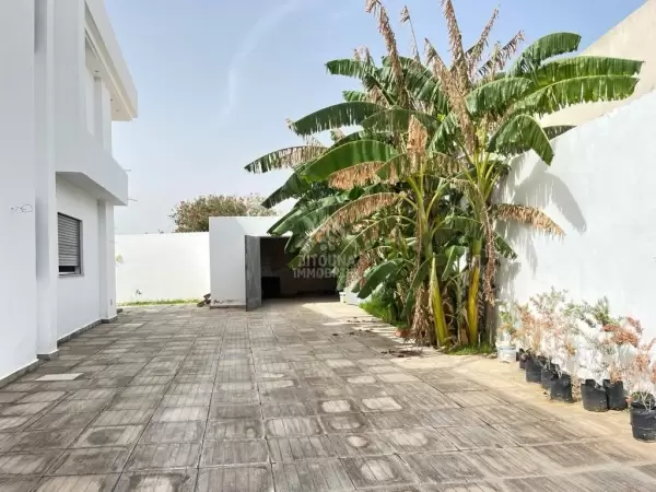 Une Villa de deux étages à vendre à La Soukra
