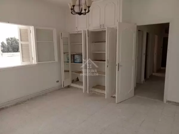 A Louer un appartement S3 non meublé à La Marsa Plage