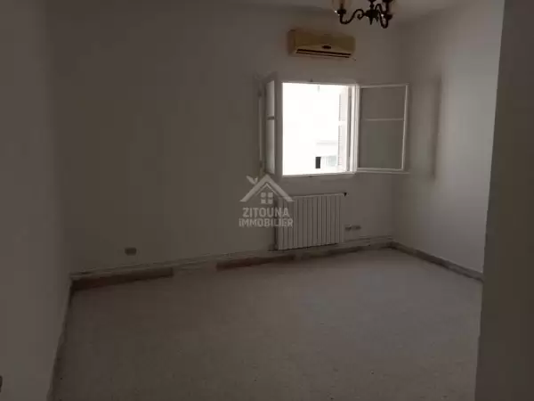 A Louer un appartement S3 non meublé à La Marsa Plage