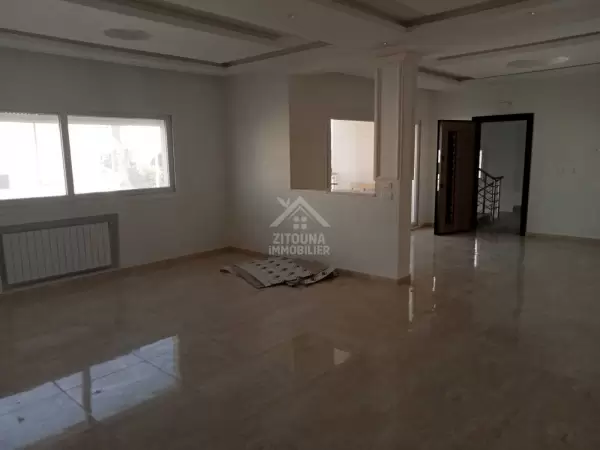 A louer un étage de villa S+4 aux jardins de Carthage