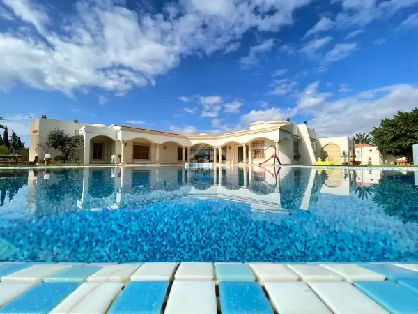 Une villa de style Hacienda à vendre à Borj youssef