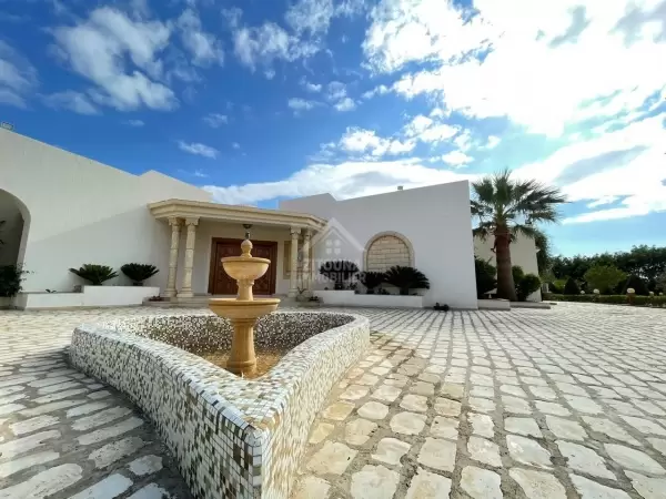 Une villa de style Hacienda à vendre à Borj youssef