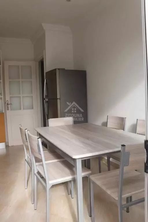 A louer un étage de villa s+4 à la Marsa