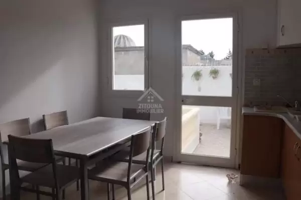 A louer un étage de villa s+4 à la Marsa
