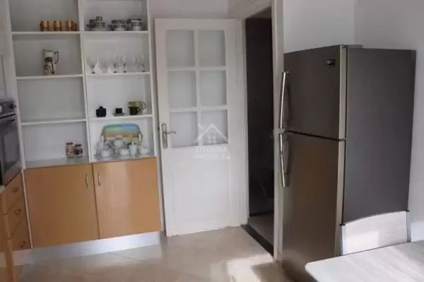 A louer un étage de villa s+4 à la Marsa