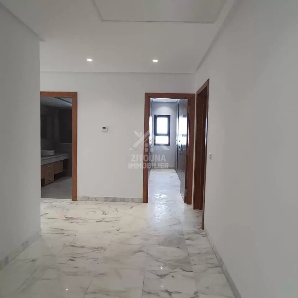 bel appartement s+4 à louer à la Marsa