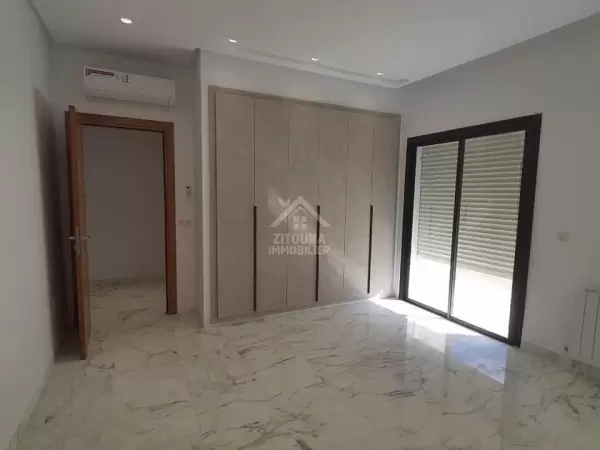 bel appartement s+4 à louer à la Marsa