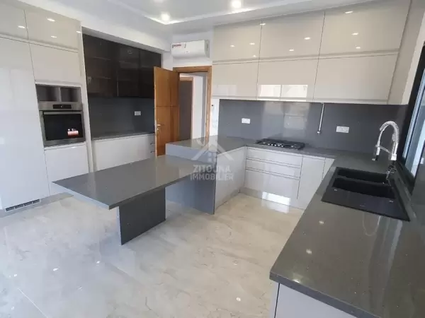 bel appartement s+4 à louer à la Marsa