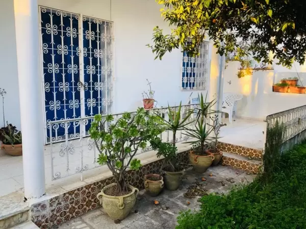 A louer un rez de chaussée de villa à cité les pins
