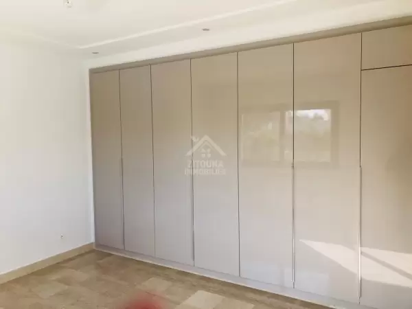 Un trés bel appartement S+3 à louer à gammarth