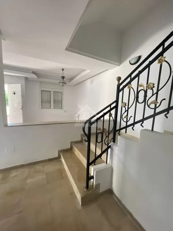 Maison en Tiplex à vendre à la soukra
