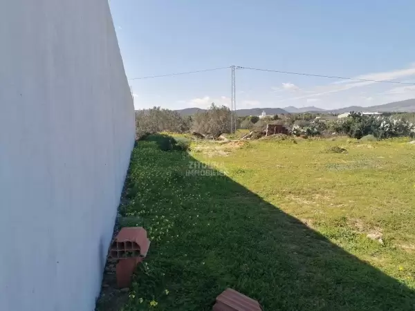 A louer un showroom sur une route principale