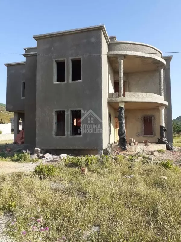 A Vendre une villa inachevée à Tabarka