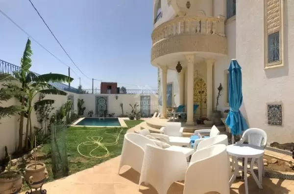 A Vendre une villa de charme avec piscine à La Soukra
