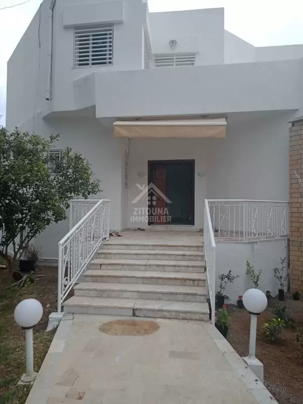 A louer une belle villa avec piscine à Gammarth