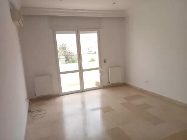 A louer un étage de villa s+3 à la Marsa cite des juges