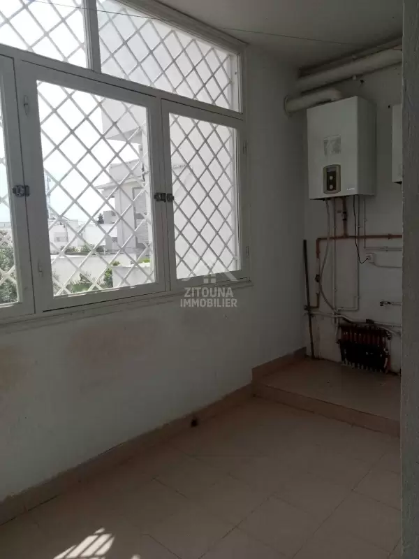 A louer un étage de villa s+3 à la Marsa cite des juges