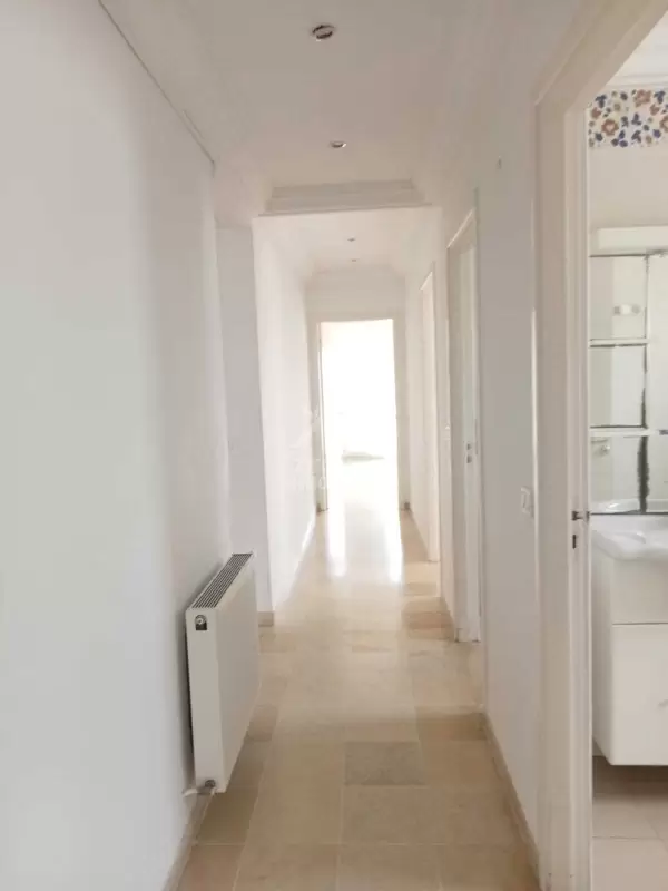 A louer un étage de villa s+3 à la Marsa cite des juges