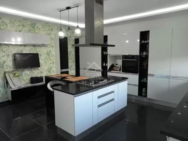 A louer un bel appartement avec piscine à Sidi Daoued