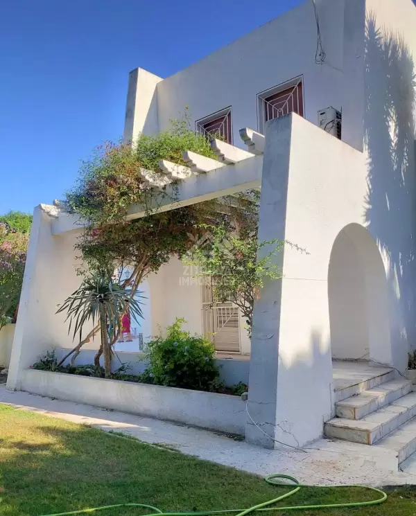 A Louer une grande villa cité les pins