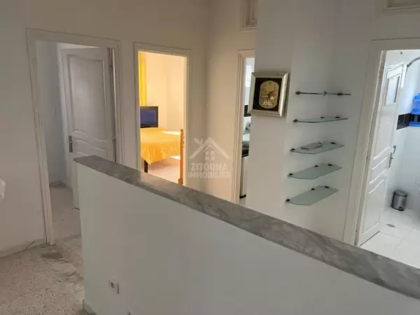 A louer un bel appartement richement meublé avec sur mer à la Marsa Corniche