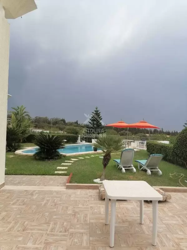 A Vendre une grande villa avec piscine à Oued Elil Manouba