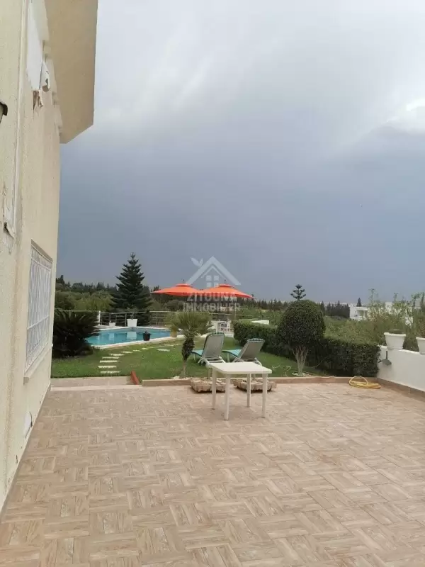 A Vendre une grande villa avec piscine à Oued Elil Manouba