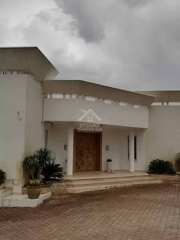 A Vendre une grande villa avec piscine à Oued Elil Manouba