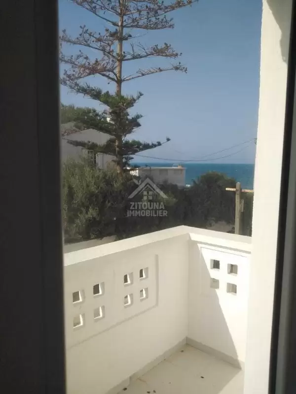 à louer une belle villa à la Marsa Corniche