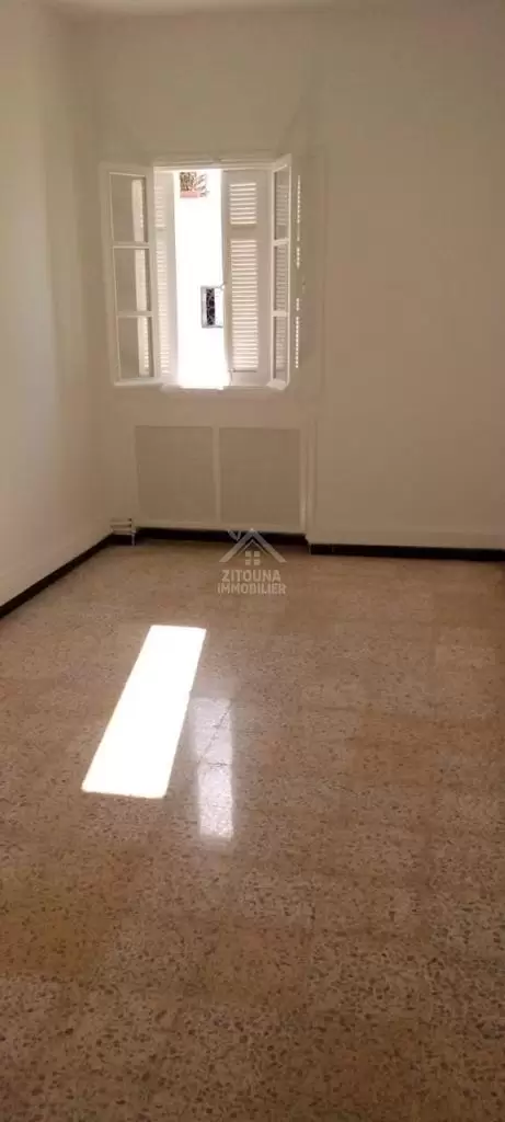 à louer un appartement s+3 proche lycée Gustave Flaubert