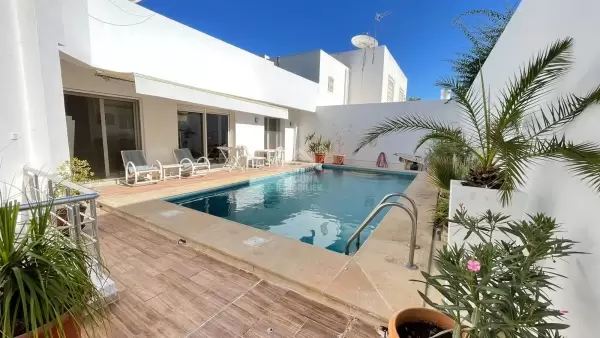 A Louer une villa avec piscine à la Marsa Stade