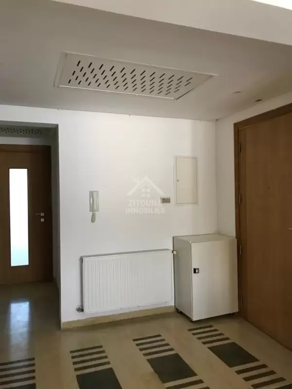 A louer un appartement s+3 non meublé à La Marsa Plage