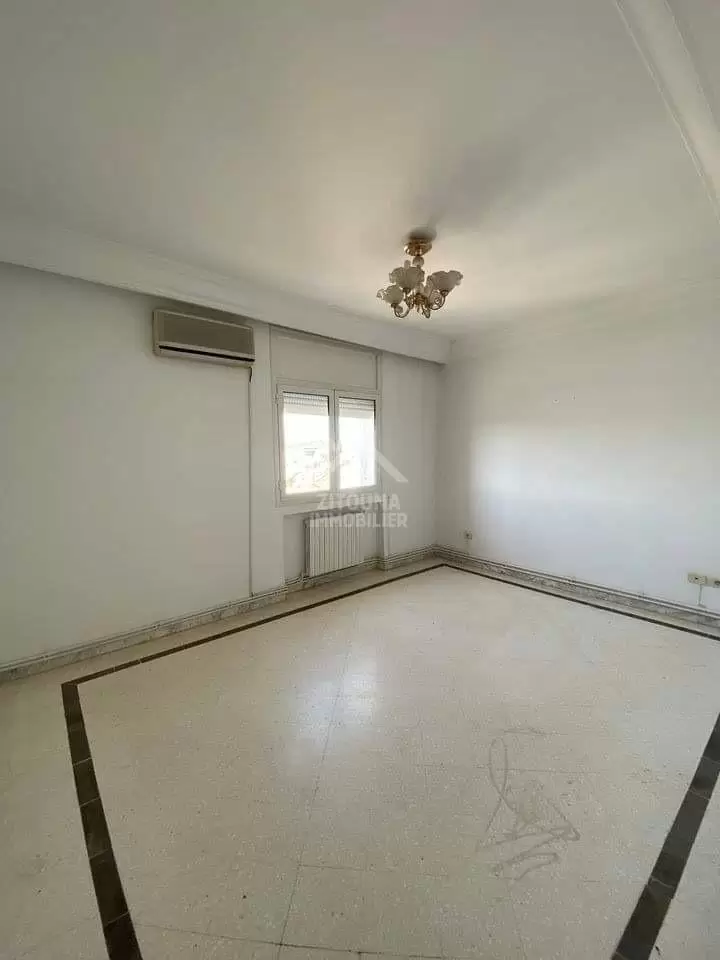 A vendre un appartement s+4 à Enassr 2