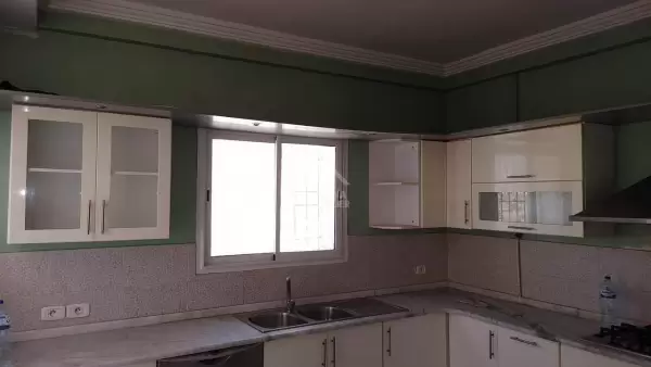 A vendre un appartement s+4 à Enassr 2