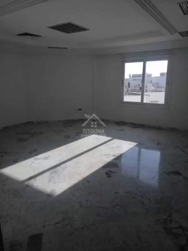 A LOUER un Bureau au lac 1