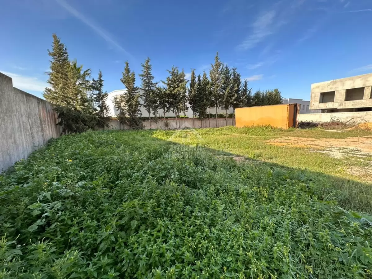 A VENDRE Un terrain de 300 m² à Gammarth Village
