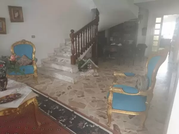 A VENDRE une villa R+2 a el manzah 6