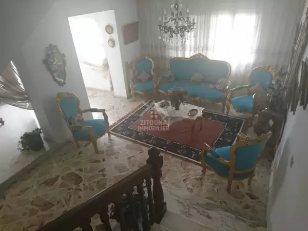 A VENDRE une villa R+2 a el manzah 6
