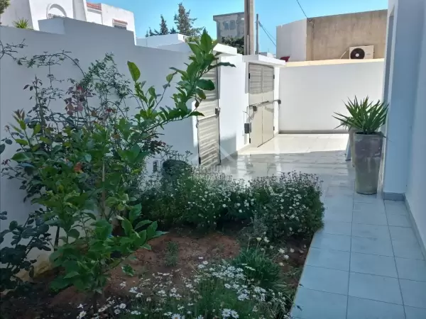 A louer un Bel appartement à sidi daoued avec un jardin