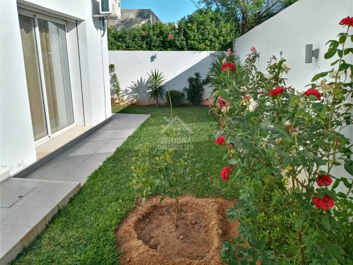 A louer un Bel appartement à sidi daoued avec un jardin