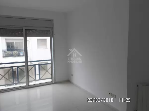 A louer un appartement S+2 au Lac 1 à usage bureautique