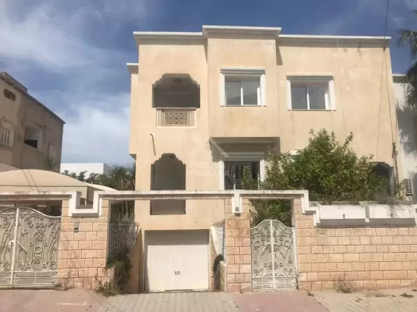 A vendre une villa de 460m² à la marsa