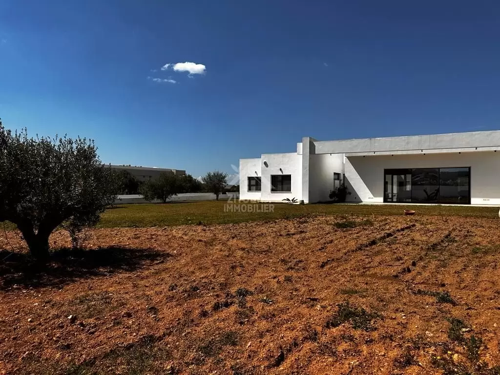A vendre une villa de maître à Borj Touil