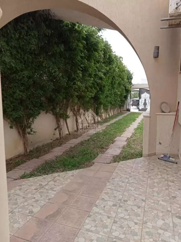 A vendre une belle villa à l'aouina