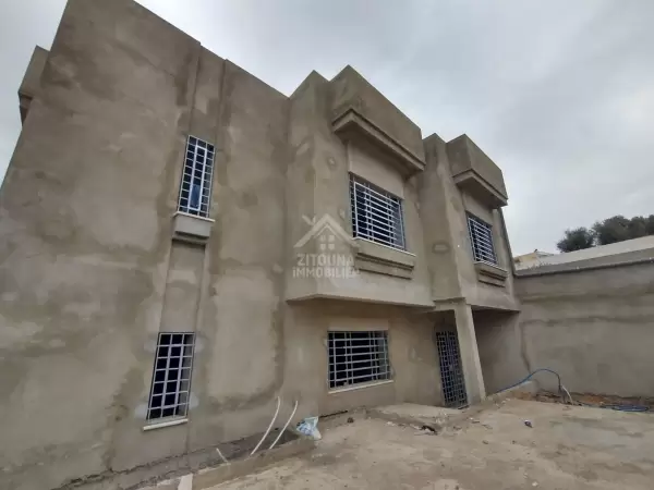 A Vendre une villa inachevée à Gammarth