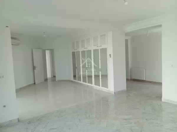 A louer une belle villa à Gammarth avec piscine